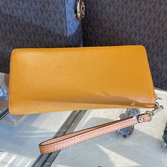 MICHAEL KORS
Leather Continental Wristlet Phone Case Wallet 
Sider
NWT - Picture 3 of 16